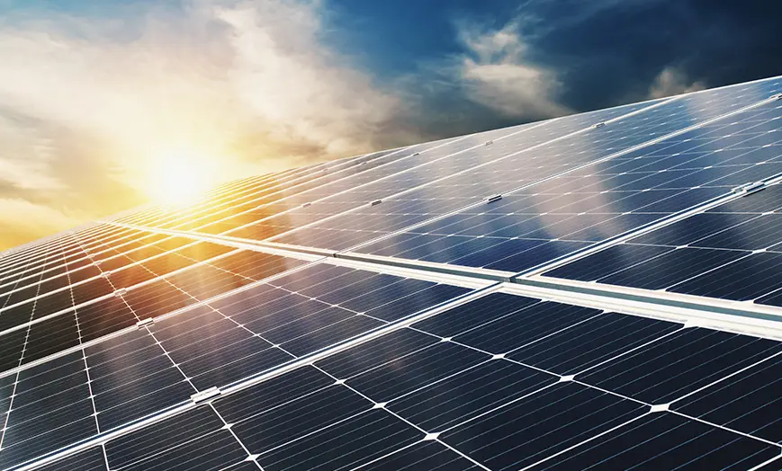 Sonne scheint auf Photovoltaikanlage